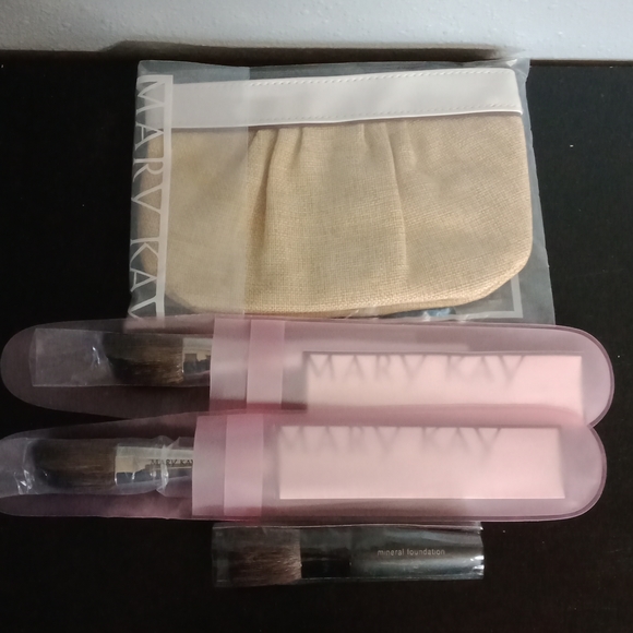 NIP Mary Kay Lot Cheek and Foundation Brushes